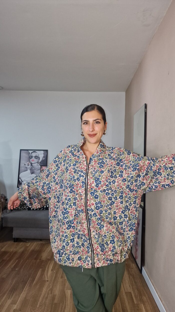 BOMBER CURVI FLORES - Imagen 1