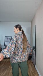 BOMBER CURVI FLORES - Imagen 3