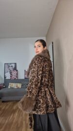 ABRIGO SEMICURVI PELO LEOPARDO - Imagen 5