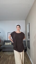 CAMISETA CURVI BROCHE LATERAL - Imagen 3