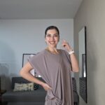 CAMISETA CURVI BROCHE LATERAL