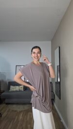 CAMISETA CURVI BROCHE LATERAL