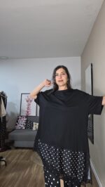 CAMISETA CURVI ASIMETRICA CON LUNARES