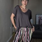 CAMISETA CURVI PICO TACHUELAS