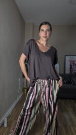 CAMISETA CURVI PICO TACHUELAS