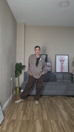JOGGER CURVI BOTONES - Imagen 9